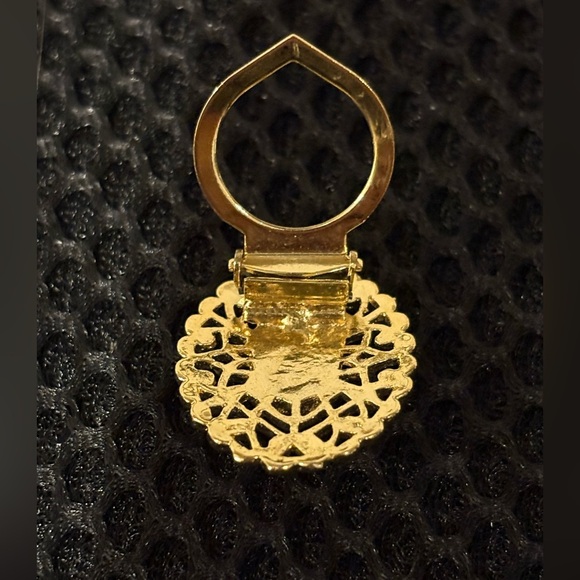 Vintage Gold Filigree Oval Scarf Slide
Clip with Pink/Peach Marbled Cabochon - Picture 7 of 13